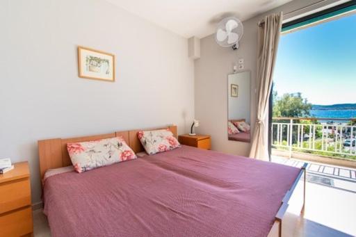 Lavish & Spacious Apt With Stunning Seaview, 10 Min Ath Airport Луца Экстерьер фото